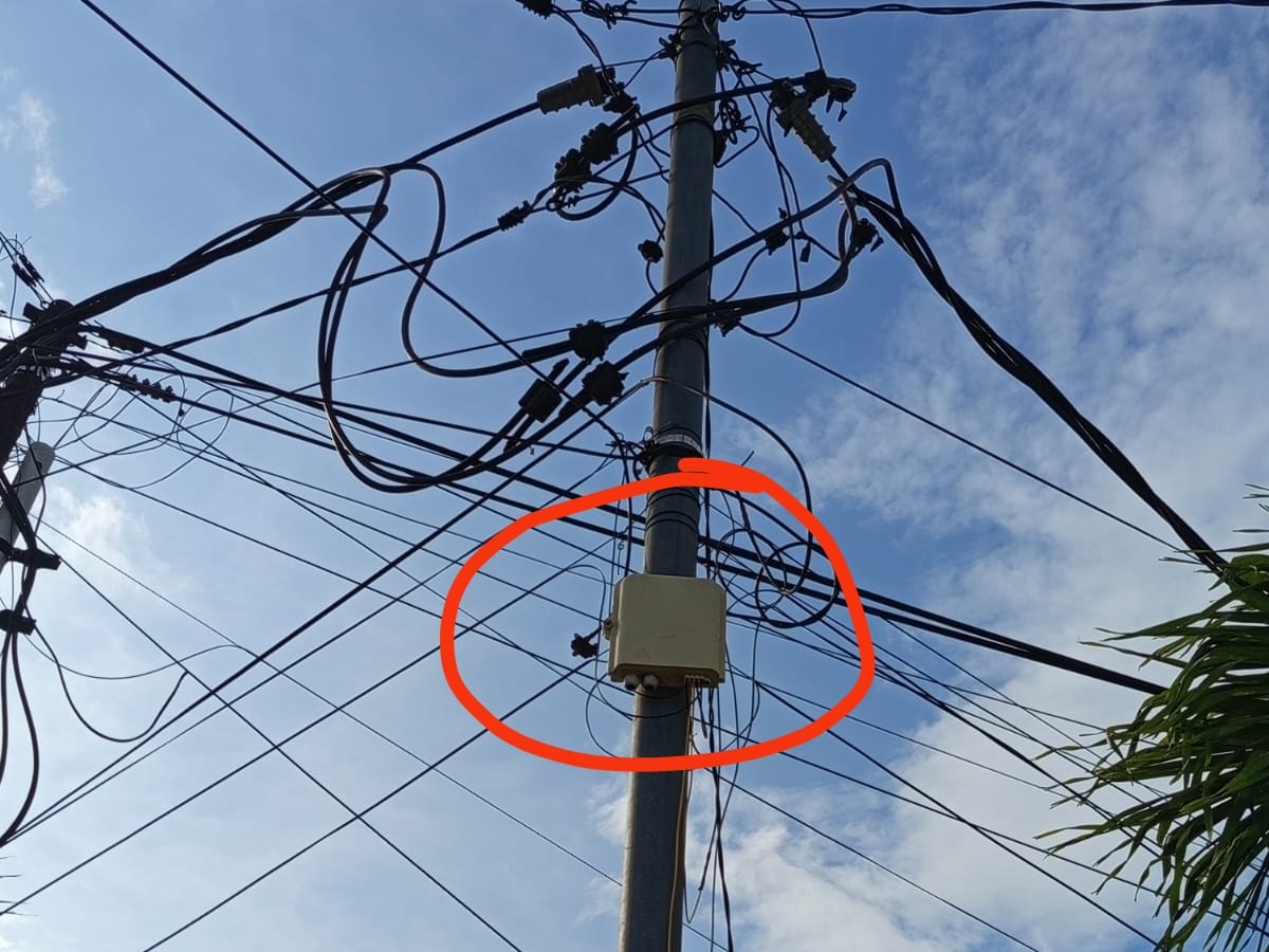 Kotak ODP yang diduga ilegal terpasang di salah satu tiang listrik, foto: Ist