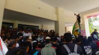 Unjuk rasa demontrasi aliansi masyarakat Pinogu di Kantor Bupati Bone Bolango, foto/fiki/aiimnews.com