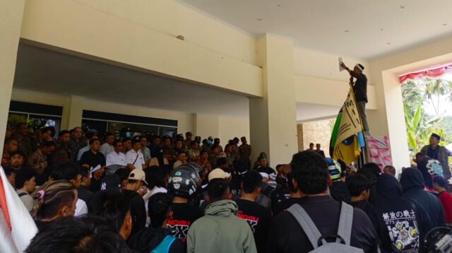 Unjuk rasa demontrasi aliansi masyarakat Pinogu di Kantor Bupati Bone Bolango, foto/fiki/aiimnews.com