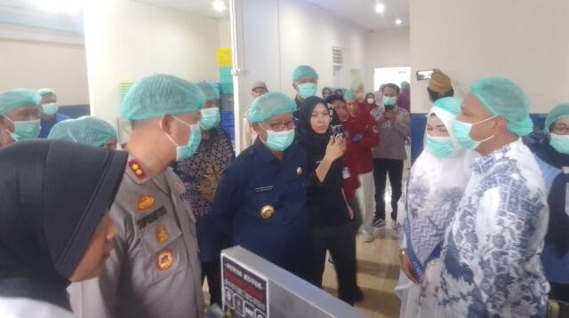 Bupati dan Kapolres Bone Bolango melakukan peninjauan dapur umum saat peluncuran SPPG Talulobotu, foto/Fiki Indrawan/aiimnews.com