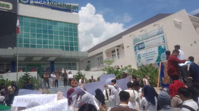 Aliansi Persatuan Mahasiswa Kesehatan bersama Masyarakat Menggelar Aksi di Kantor Cabang BPJS Kesehatan Gorontalo, foto/Fiki Indrawan/aiimnews.com