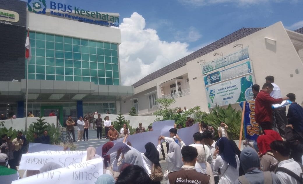 Aliansi Persatuan Mahasiswa Kesehatan bersama Masyarakat Menggelar Aksi di Kantor Cabang BPJS Kesehatan Gorontalo, foto/Fiki Indrawan/aiimnews.com