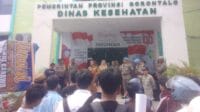 Massa aksi tengah berhadapan dengan kepala Dinas Kesehatan Provinsi Gorontalo, foto/Fiki Indrawan/aiimnews.com