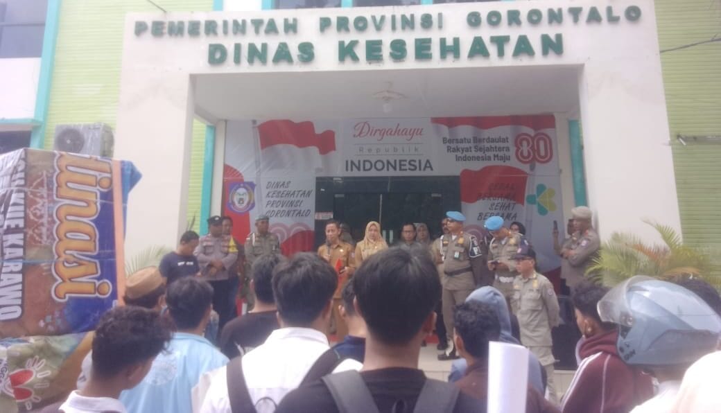 Massa aksi tengah berhadapan dengan kepala Dinas Kesehatan Provinsi Gorontalo, foto/Fiki Indrawan/aiimnews.com