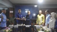 Bupati Ismet Mile bersama BPJS Kesehatan menandatangani kerjasama, foto/Humas Kominfo