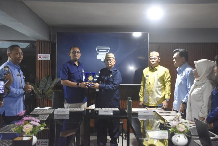 Bupati Ismet Mile bersama BPJS Kesehatan menandatangani kerjasama, foto/Humas Kominfo