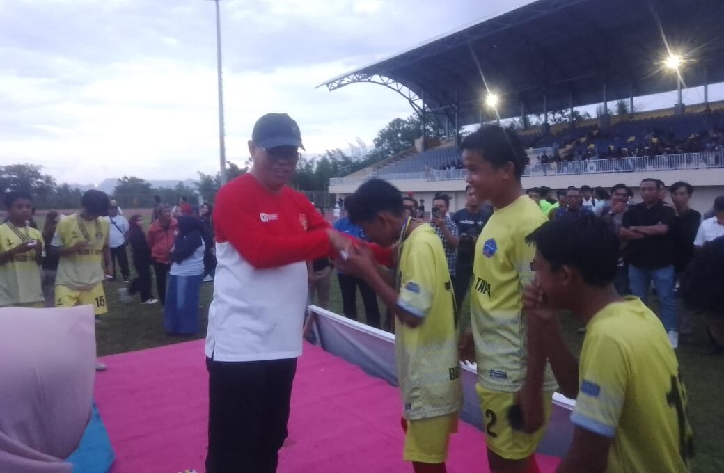 Sekda Bone Bolango, Iwan Mustapa saat memberi apresiasi kepada tim pemenang, foto:Fiki Indrawan/aiimnews.com