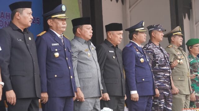 Wakil Bupati Bone Bolango, RIsman Tolingguhu saat mengikuti prosesi uparaca Hari Perhubungan Nasional, foto/Ist