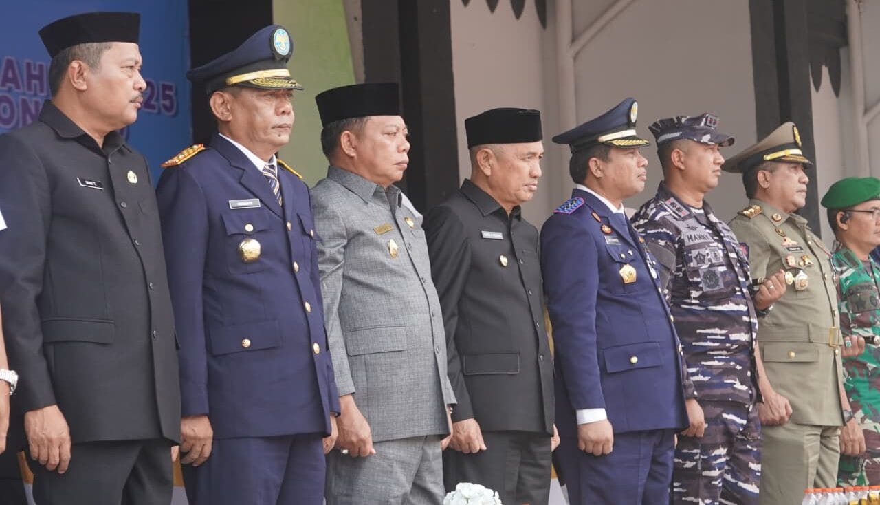 Wakil Bupati Bone Bolango, RIsman Tolingguhu saat mengikuti prosesi uparaca Hari Perhubungan Nasional, foto/Ist
