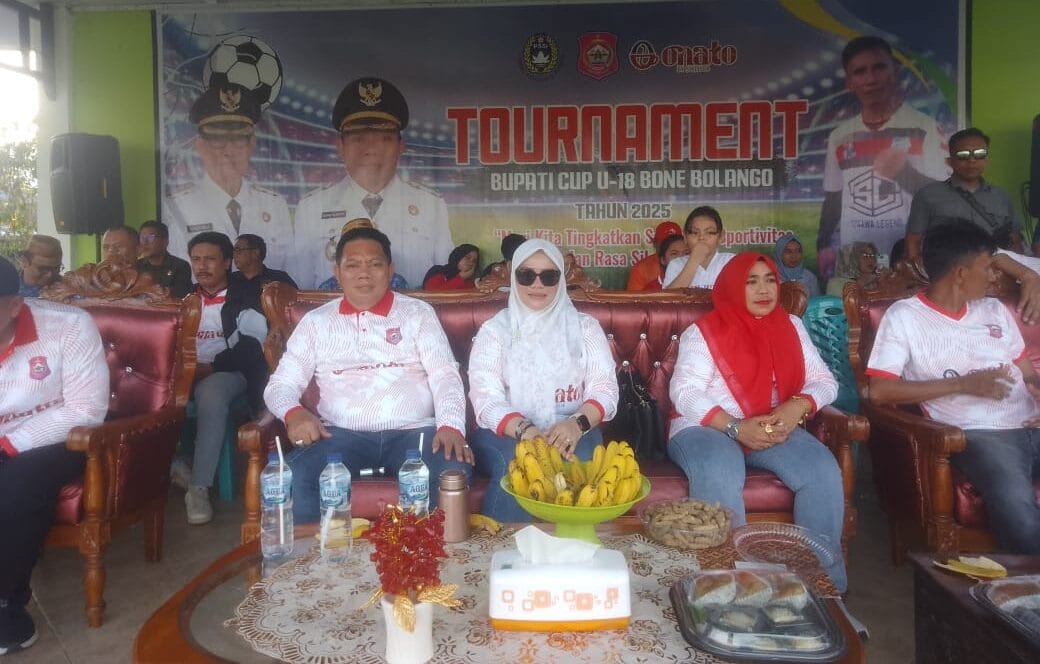 Wabup Risman Tolingguhu bersama istri meyaksikan pertanadingan sepakbola, foto/Fiki Indrawan/aiimnews.com