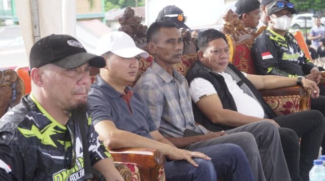 Wakil Bupati Bone Bolango, Risman Tolingguhu saat menyaksikan turnamen Grasstrack, foto/Ist