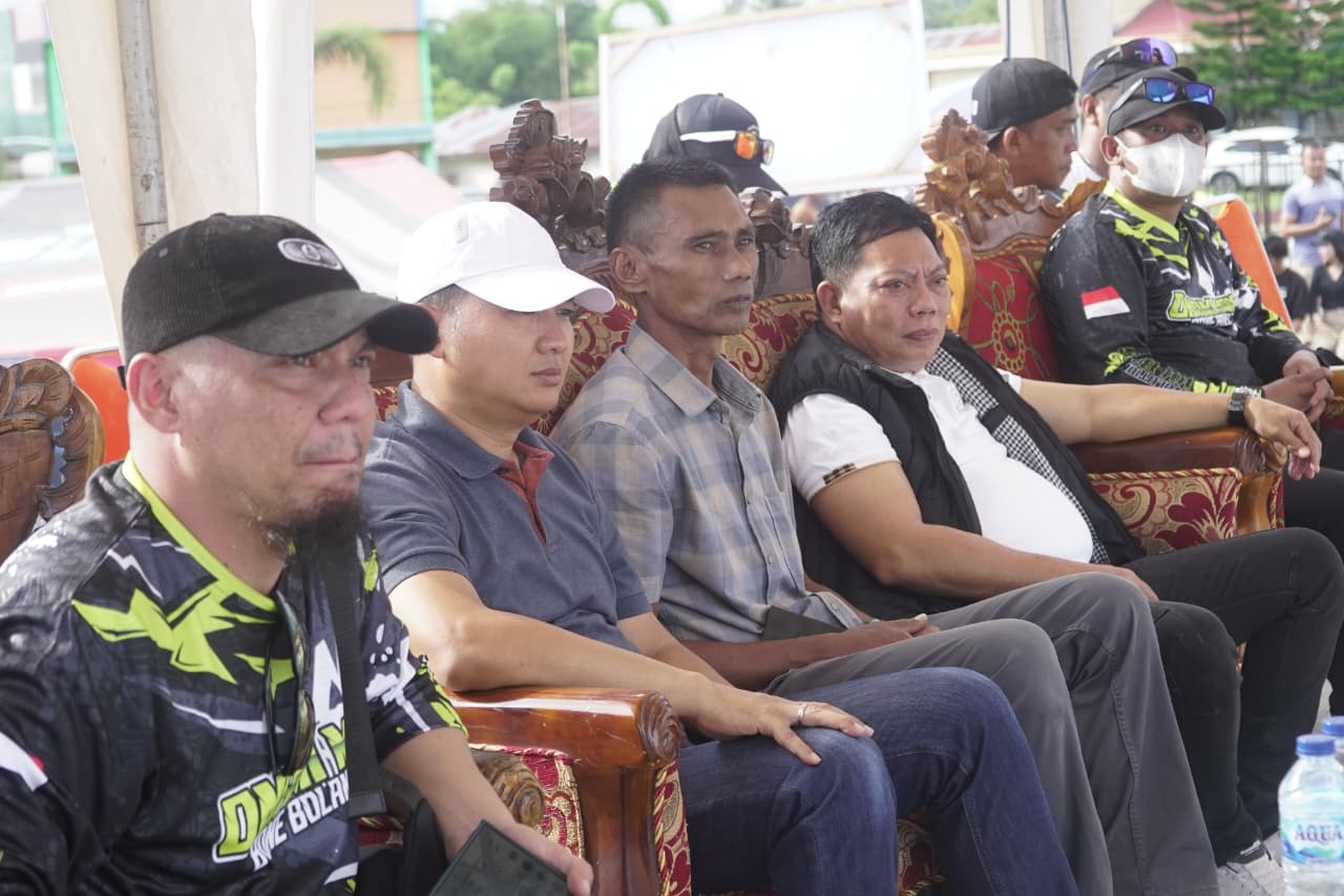 Wakil Bupati Bone Bolango, Risman Tolingguhu saat menyaksikan turnamen Grasstrack, foto/Ist