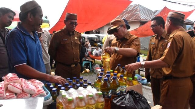 Wakil Bupati Bone Bolango, Risman Tolingguhu, tengah berdialog dengan pedagang, foto/F.AKP-Diskominfo