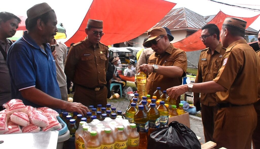 Wakil Bupati Bone Bolango, Risman Tolingguhu, tengah berdialog dengan pedagang, foto/F.AKP-Diskominfo