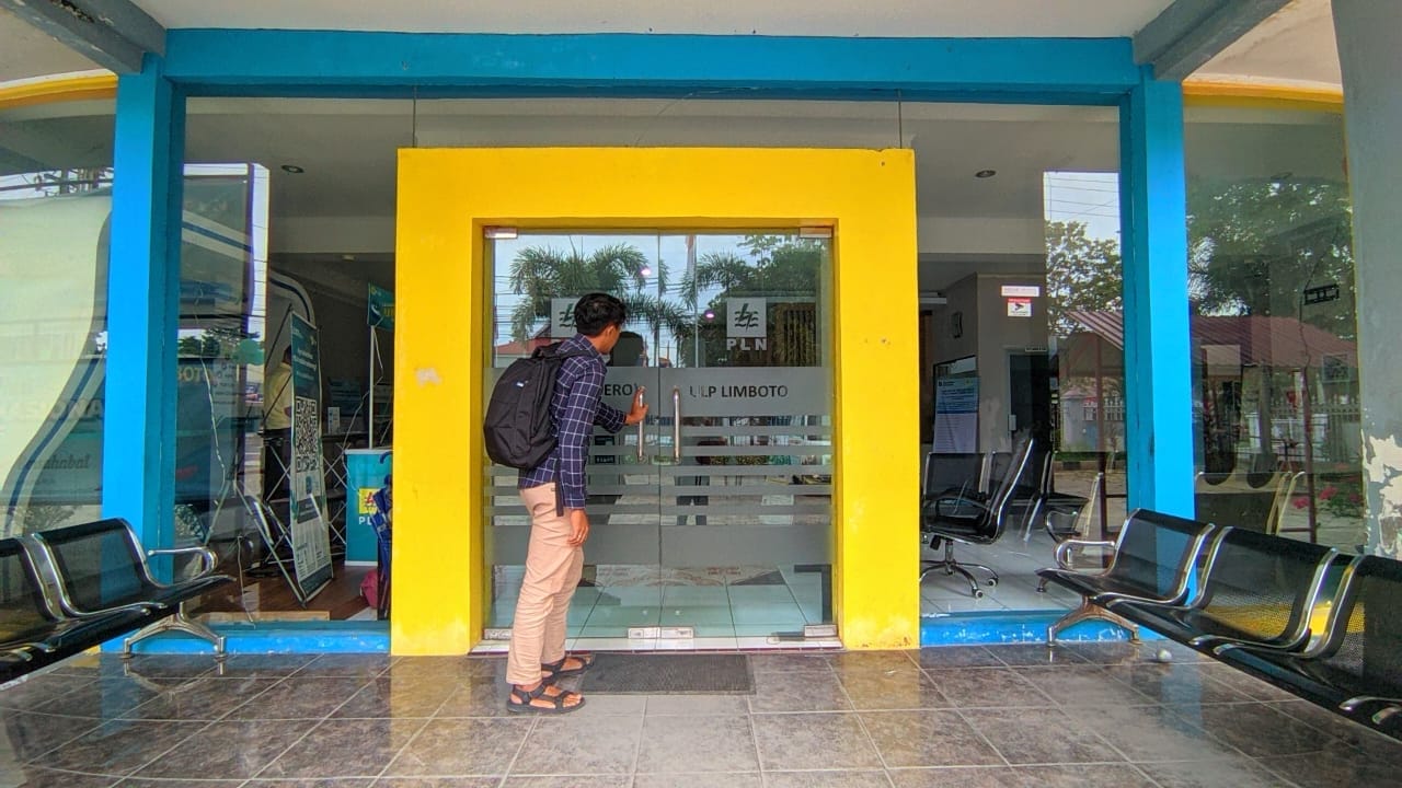 Hengki Bobihu saat mendatangi kantor PLN ULP Limboto, foto: Herman Abdullah/aiimnews.com