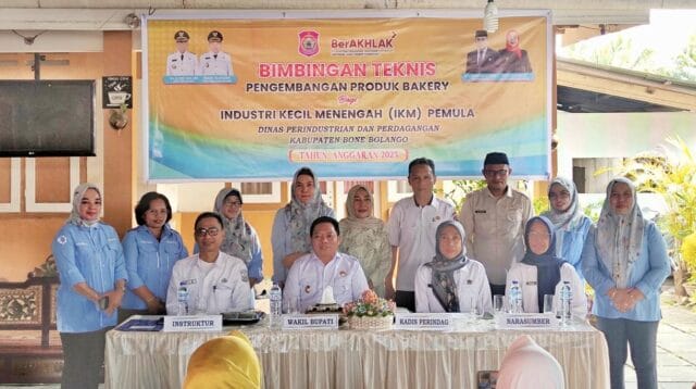 Wakil Bupati Bone Bolango, Risman Tolingguhu bersama OPD melakukan Bimtek Produk Bakery untuk IKM pemula, foto: Fiki Indrawan/aiimnews.com