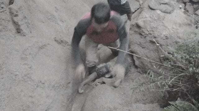 Salah seorang korban yang tegah dievakuasi rekan-rekannya, foto: tangkapan layar video