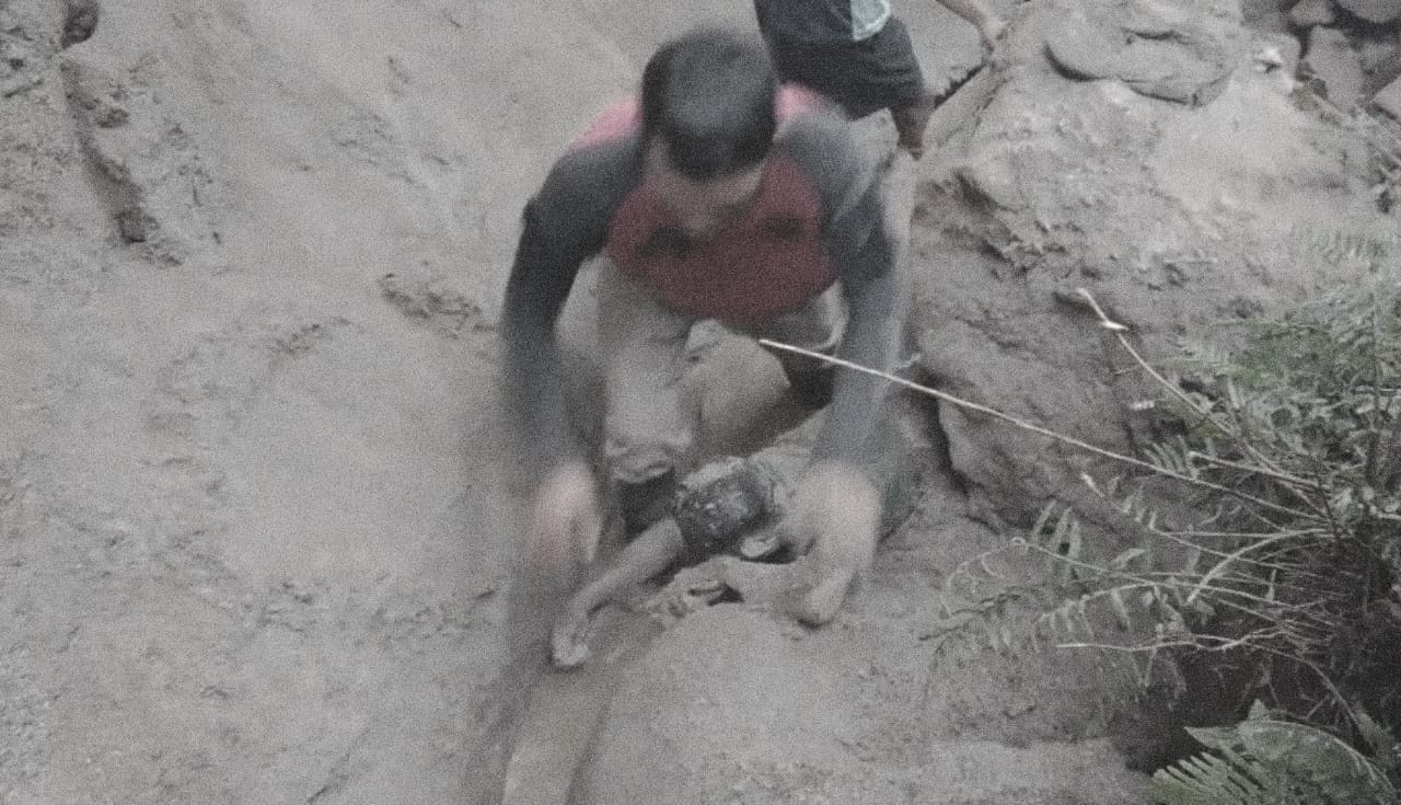 Salah seorang korban yang tegah dievakuasi rekan-rekannya, foto: tangkapan layar video