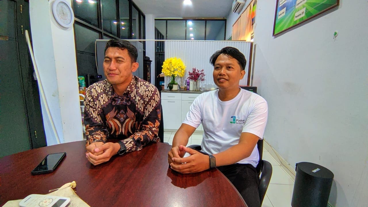 Ketua Panitia penyelenggara UMGO Marathon 2025, Gilang Ramadan (mengenakan kemeja batik) saat diwawancarai awak media, foto:Herman Abdullah