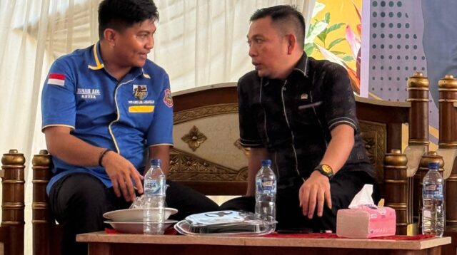 Ketua DPD II KNPI Kabupaten Gorontalo, Ismail Azis (kiri) bersama Sekretaris Komisi IV DPRD Provinsi Gorontalo Abd Ghalieb I Lahidjun di acara Reses. Foto/Ist