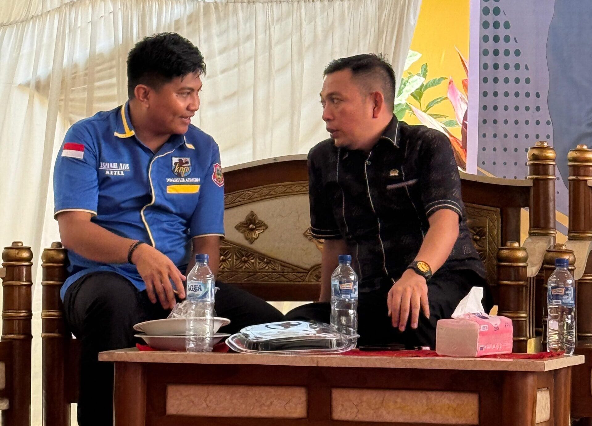 Ketua DPD II KNPI Kabupaten Gorontalo, Ismail Azis (kiri) bersama Sekretaris Komisi IV DPRD Provinsi Gorontalo Abd Ghalieb I Lahidjun di acara Reses. Foto/Ist