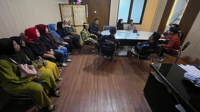 Warga masyarakat Desa Juriya tengah berada di ruangan komisi, DPRD Kabupaten Gorontalo, foto/Even Makanoneng/kronologi.id