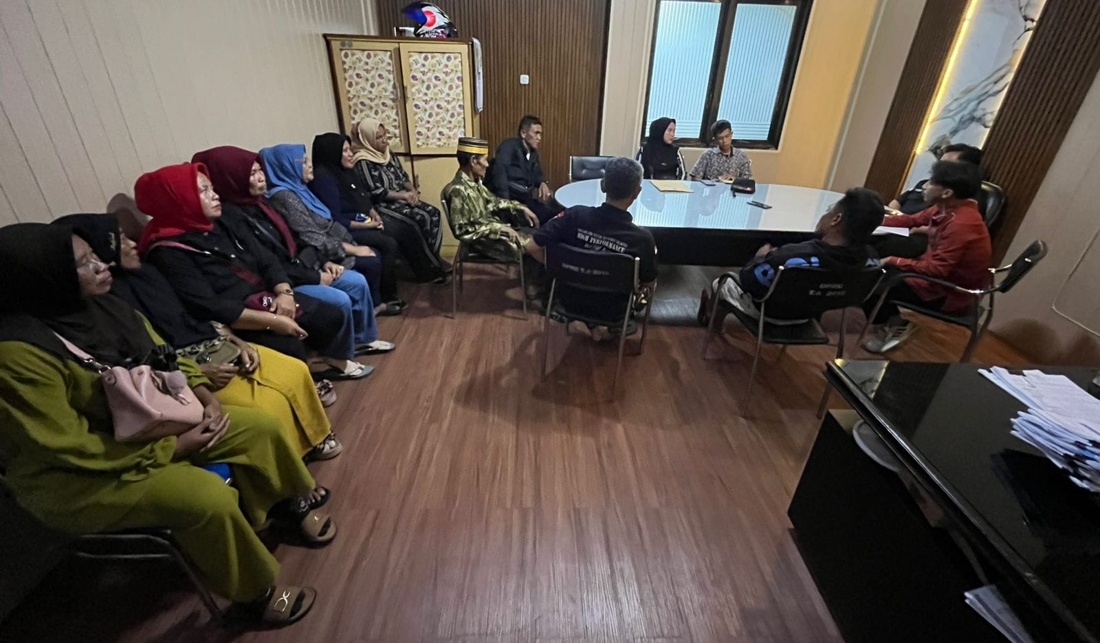 Warga masyarakat Desa Juriya tengah berada di ruangan komisi, DPRD Kabupaten Gorontalo, foto/Even Makanoneng/kronologi.id