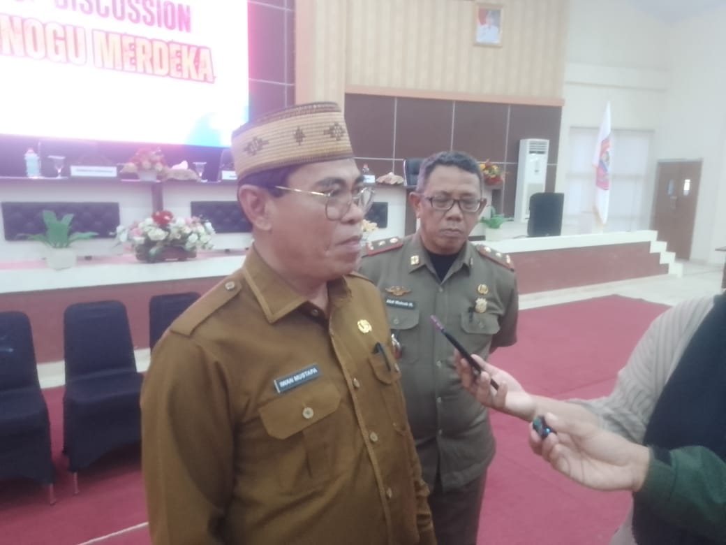 Sekda Iwan Mustapa saat di wawancarai awak media setelah FGD APM di Auditorium DPRD Kabulaten Bone Bolango, foto/Fiki Indrawan/aiimnews.com
