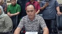 Ketua DPRD Kabupaten Gorontalo, Zulfikar Usira saat membacakan surat rekomendasi penonaktifan Sekretaris Daerah Sugondo Makmur, foto: tangkapan layar video