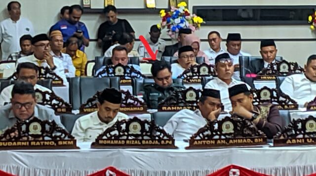 Salah seorang anggota DPRD Kabupaten Gorontalo, Partai PKB (Panah Merah) tengah tertidur saat sidang berlangsung, foto/aiimnews.com/Herman Abdullah