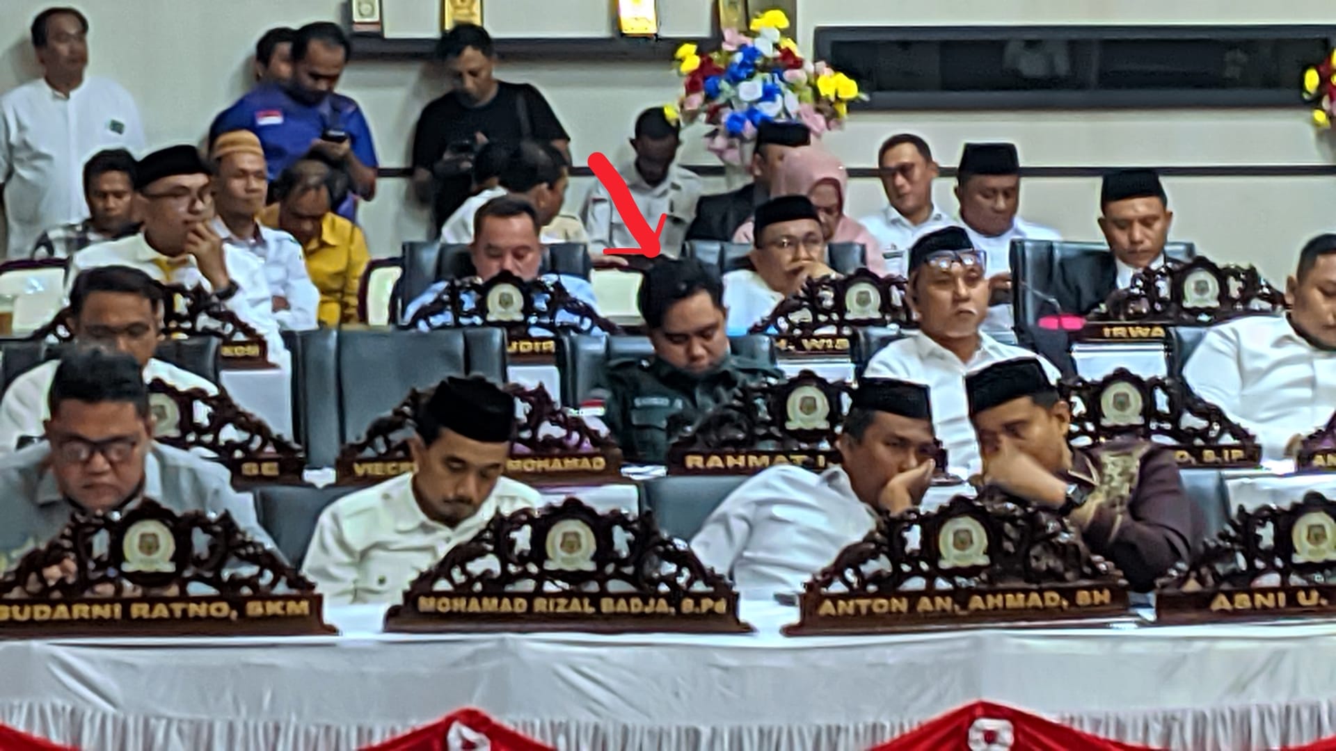 Salah seorang anggota DPRD Kabupaten Gorontalo, Partai PKB (Panah Merah) tengah tertidur saat sidang berlangsung, foto/aiimnews.com/Herman Abdullah