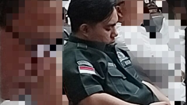 Aksi tidur seorang anggota DPRD Kabupaten Gorontalo Rahmat Maku saat sidang paripurna berlangsung, foto/aiimnews.com/Herman Abdullah