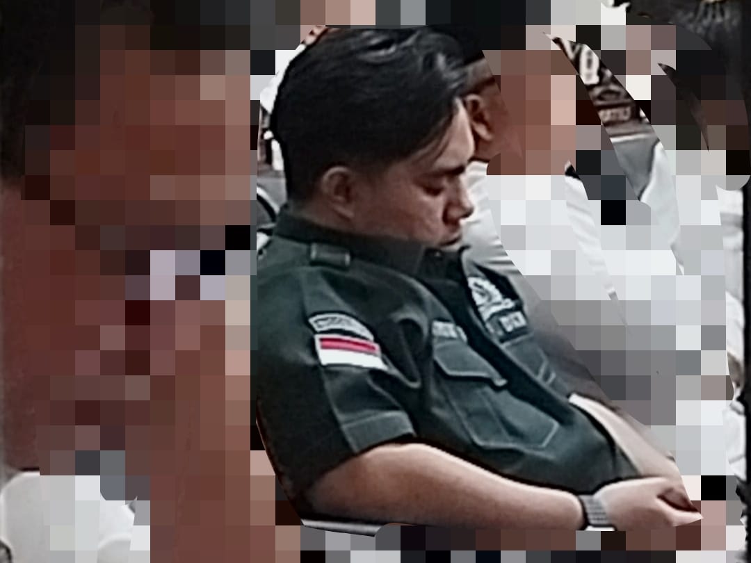 Aksi tidur seorang anggota DPRD Kabupaten Gorontalo Rahmat Maku saat sidang paripurna berlangsung, foto/aiimnews.com/Herman Abdullah