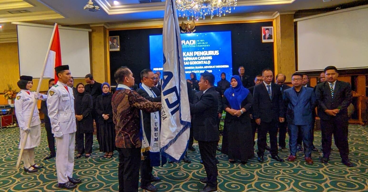 Penyerahan bendera petaka oleh Ketua Umum PERADI SAI, Harry Ponto kepada ketua DPC, Ronal Van Mansur Nur, foto/aiimnews.com/Herman Abdullah