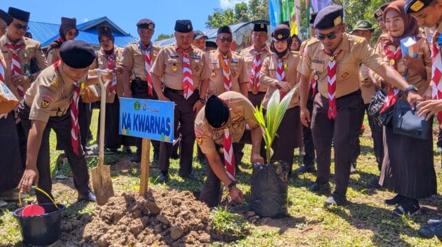 Ketua Kwartir Nasional, Budi Waseso saat menanam pohon di Bumi Perkemahan Bongohulawa, Gorontalo, foto/Herman Abdullah/aiimnews.com