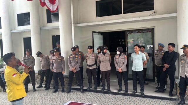 Kondisi massa aksi menyampaikan orasi dugaan korupsi di DPRD Kabupaten Gorontalo, foto/Ist