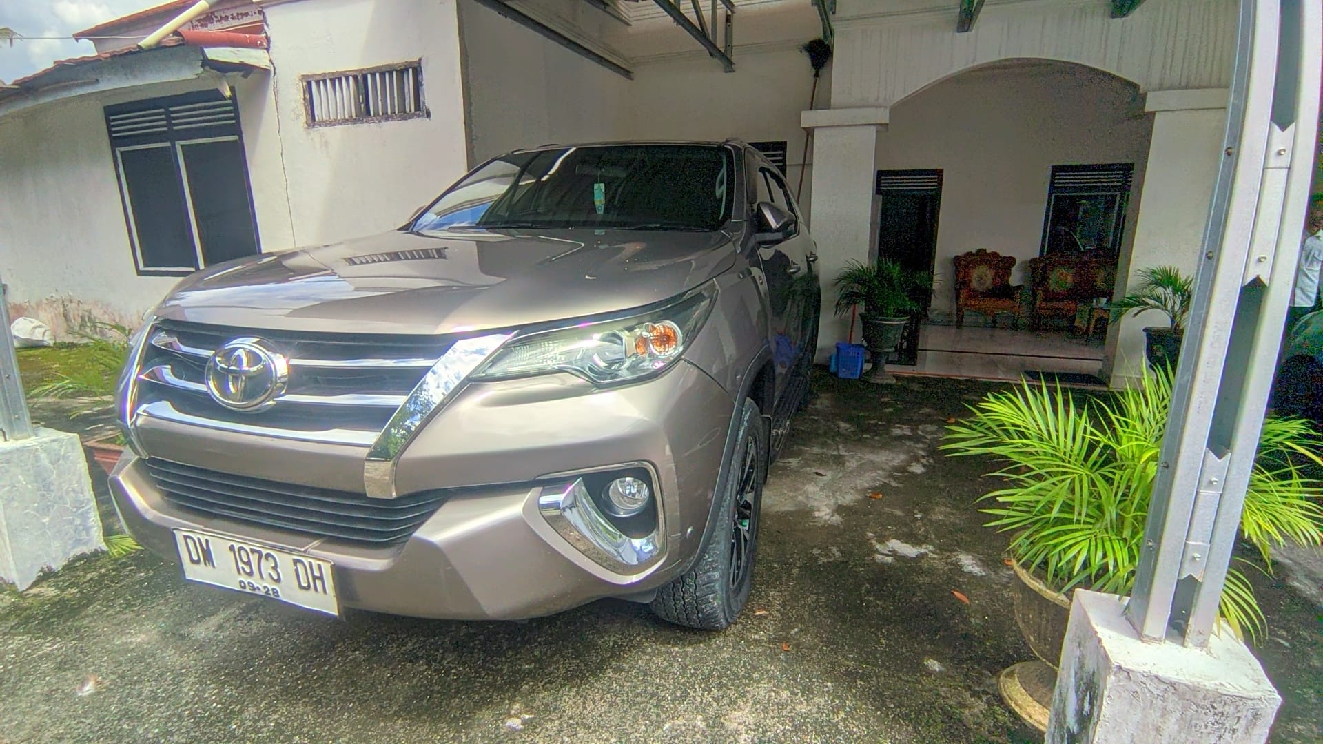 Mobil Dinas (Mobnas) yang berpolemik kini berada di Rumah Dinas Sekda Sugondo Makmur, Foto/aiimnews.com/Herman Abdullah