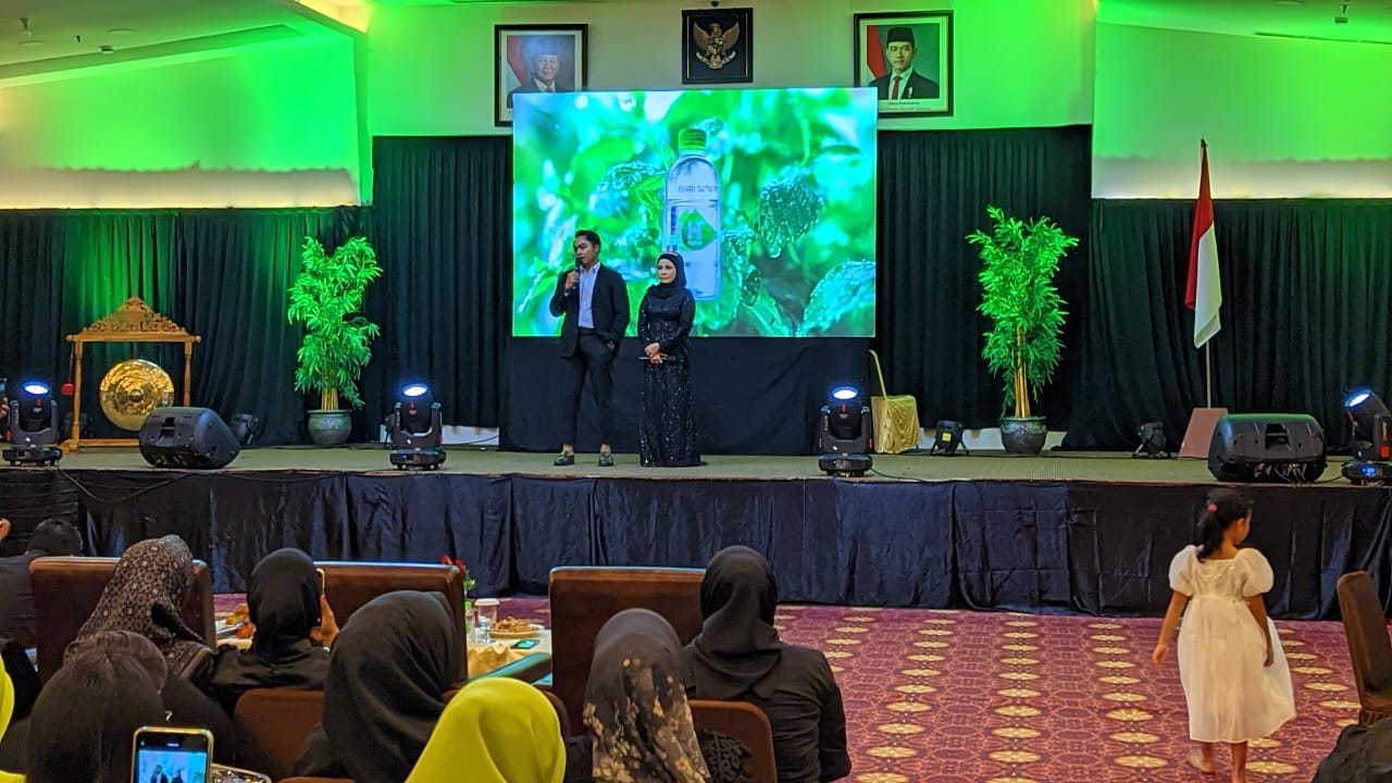 Kedua Owner HPlus tengah memberikan motivasi kepada mitra dan tamu undangan, foto/aiimnews.com/Herman Abdullah