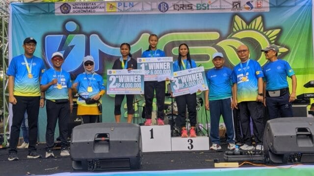 Pelari yang mendapatkan juara diberi bonus oleh pihak Kampus dan juga Sponsor utama kegiatan, Foto/aiimnews.com/Herman Abdullah