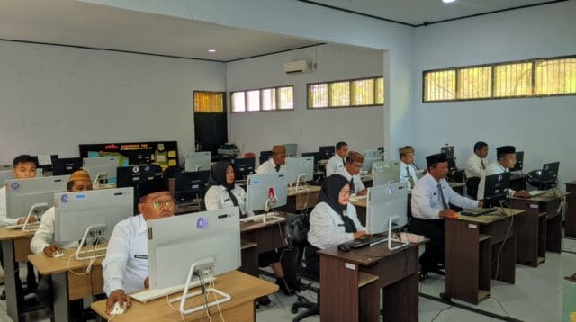Peserta Seleksi yang tengah mengikuti CAT, foto/aiimnews.com/Herman Abdullah