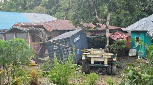 Kondisi rumah yang dihantam kontainer pada insiden laka lantas 5 Desember 2025, foto/Ist
