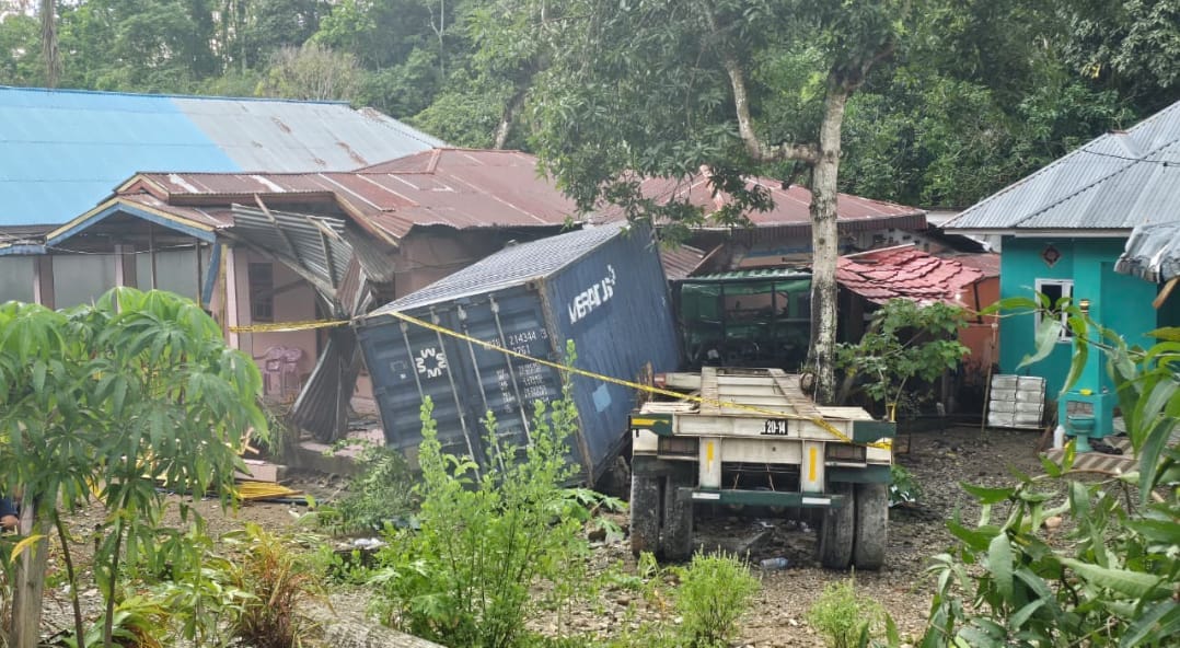 Kondisi rumah yang dihantam kontainer pada insiden laka lantas 5 Desember 2025, foto/Ist