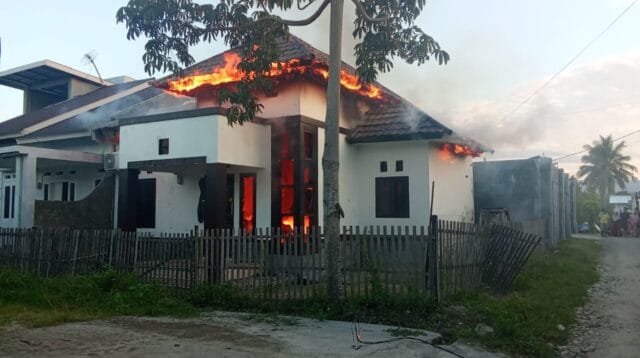Penampakan rumah yang terbakar di desa Pentadio Barat Kecamatan Telaga Biru. foto/aiimnews.com/Ridwan Gomba
