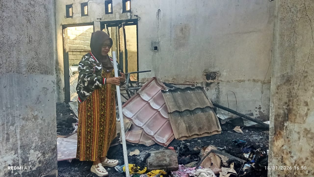 Fatra Abdulwahid Husain saat memeriksa sisa puing-puing kebakaran rumahnya, foto/aiimnews.com/Ridwan Gomba