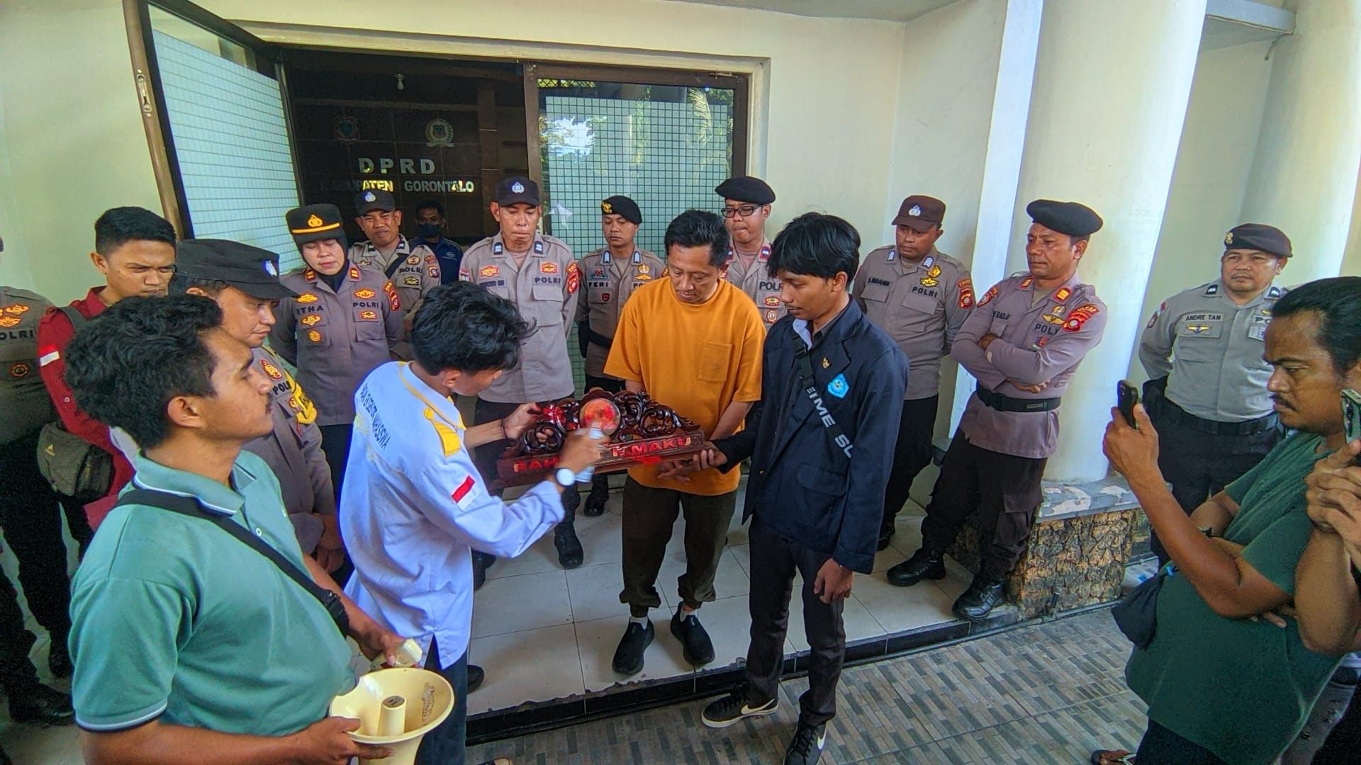 Massa Aksi mencoret papan nama anggota DPRD Kabupaten Gorontalo yang terlibat kasus dugaan asusila, foto/aiimnews.com/Herman Abdullah