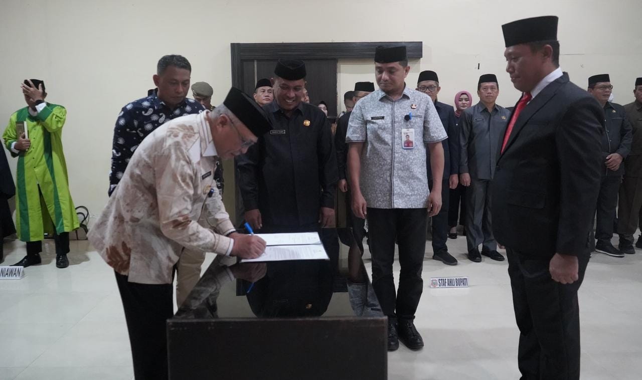 Prosesi pelantikan dan pengambilan sumpah pejabat yang di rombak, foto/BKPSDM Kabupaten Gorontalo