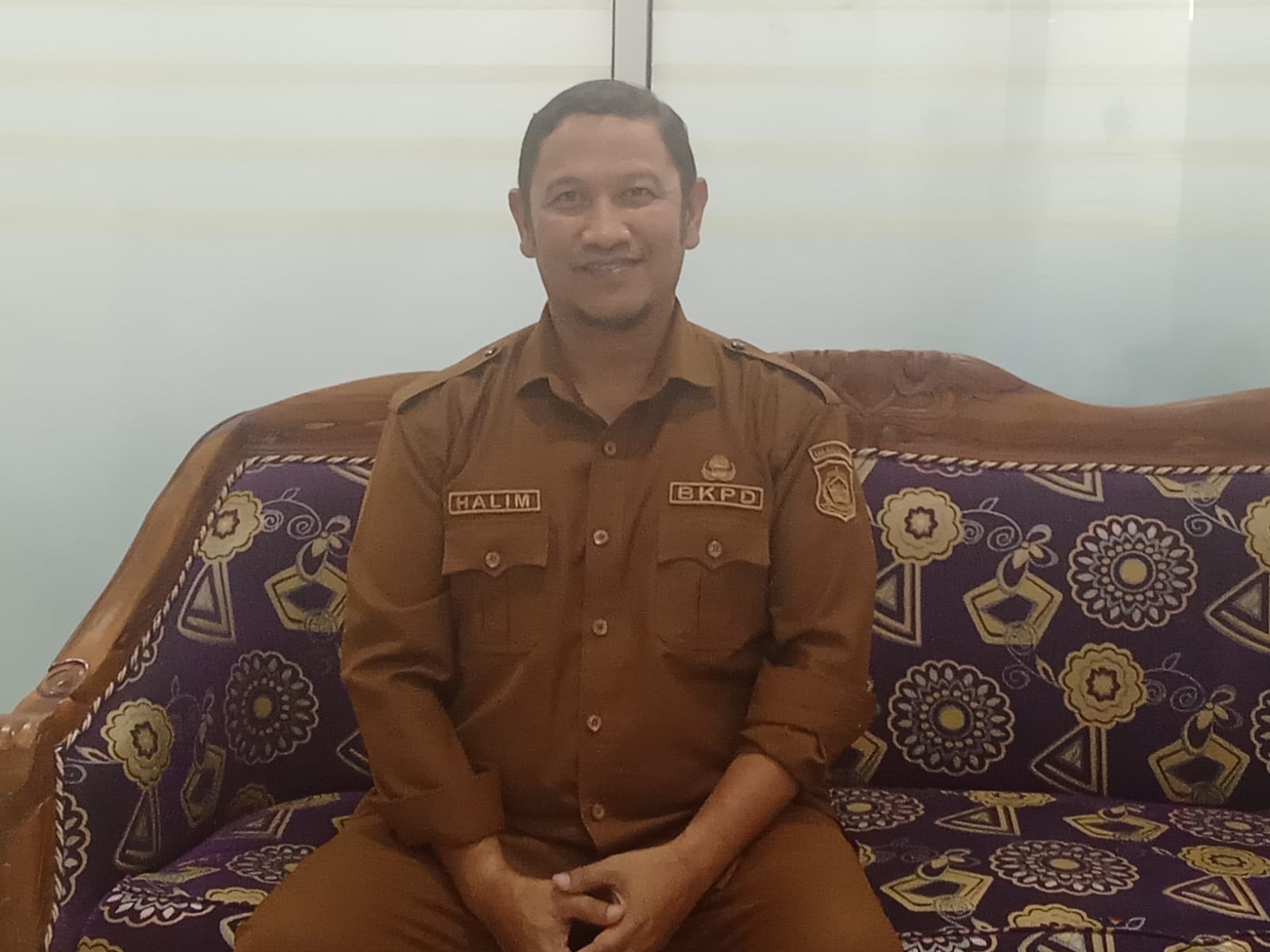 Kepala Badan Keuangan dan Pendapatan Daerah, Abdul Halim Katilie, usai diwawancarai media, foto/aiimnews.com/Ridwan Gomba