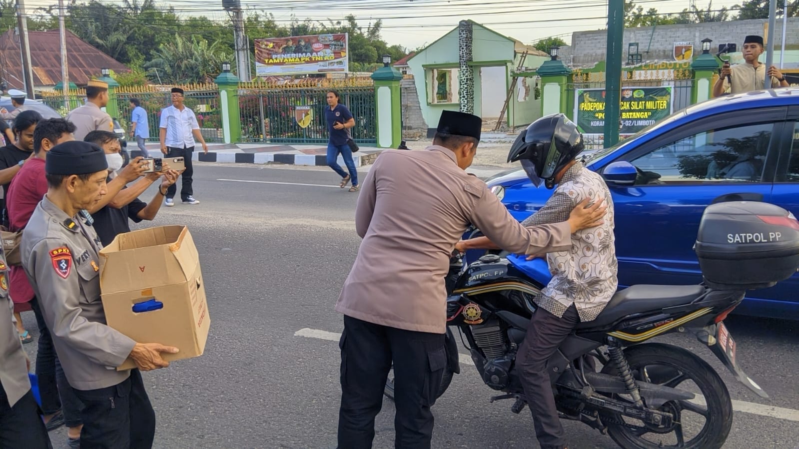 Kapolres Gorontalo, AKBP Ki Ide Bagus Tri Pimpin langsung aksi berbagi takjil, foto/aiimnews.com/Herman Abdullah