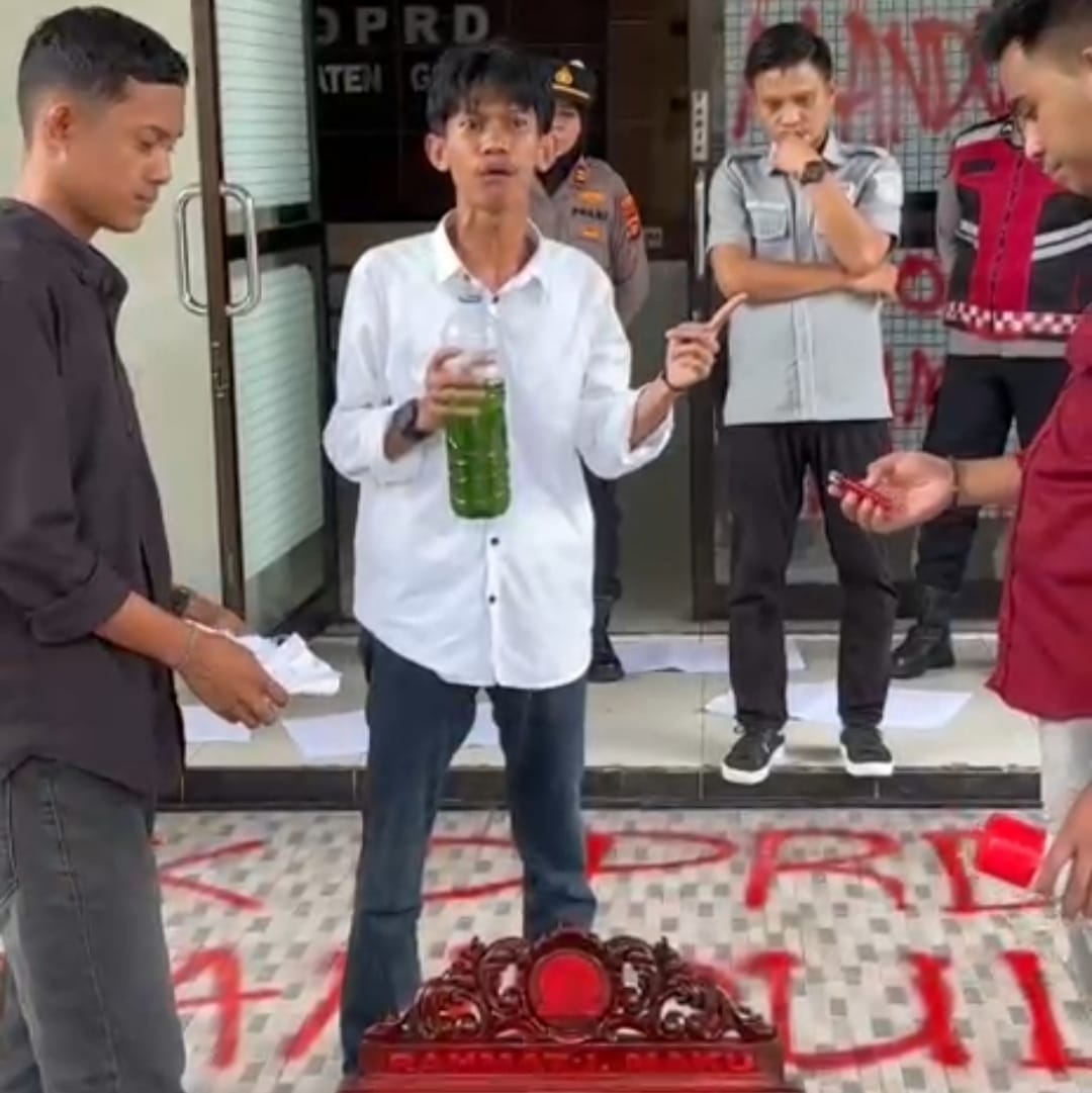 Massa Aksi membakar papan nama anggota DPRD Kabupaten Gorontalo, Rahmat Maku yang diduga terlibat Kasus Skandal, foto/ tangkapan layar video story WhatsApp