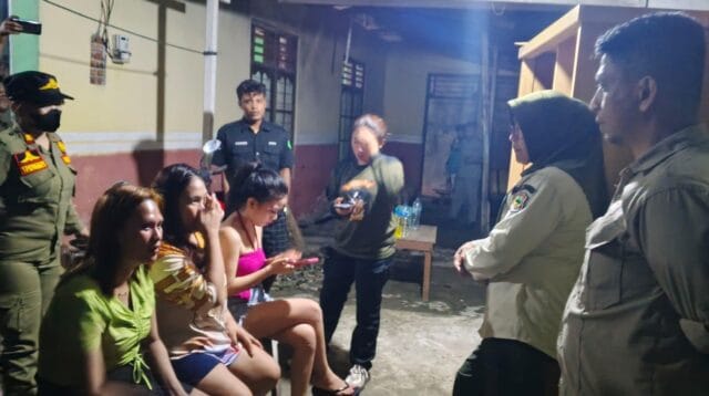 Tiga orang ladies yang diamankan Satpol PP saat melakukan razia THM, foto/Ist